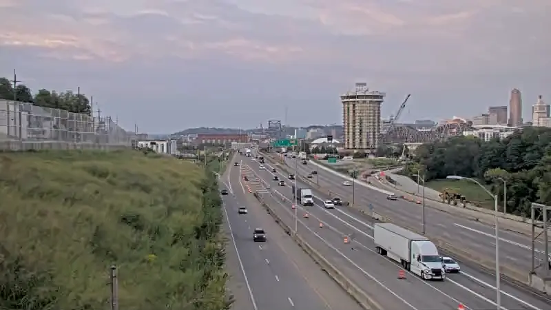 Live traffic camera: I-71/I-75 at 12th St (southbound view)